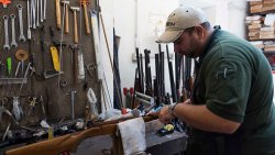 Armeria Dionisi: bedding della carabina Carabina da caccia durante un'operazione di bedding