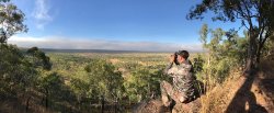 Cacce da sogno: i territori del Nord in Australia Shaun con il binocolo alla ricerca di prede