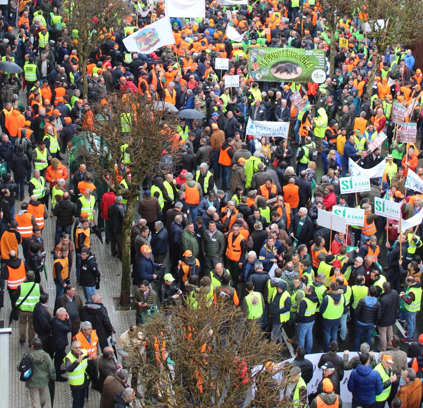 I cacciatori spagnoli difendono in piazza la propria passione Manifestazione cacciatori spagnoli
