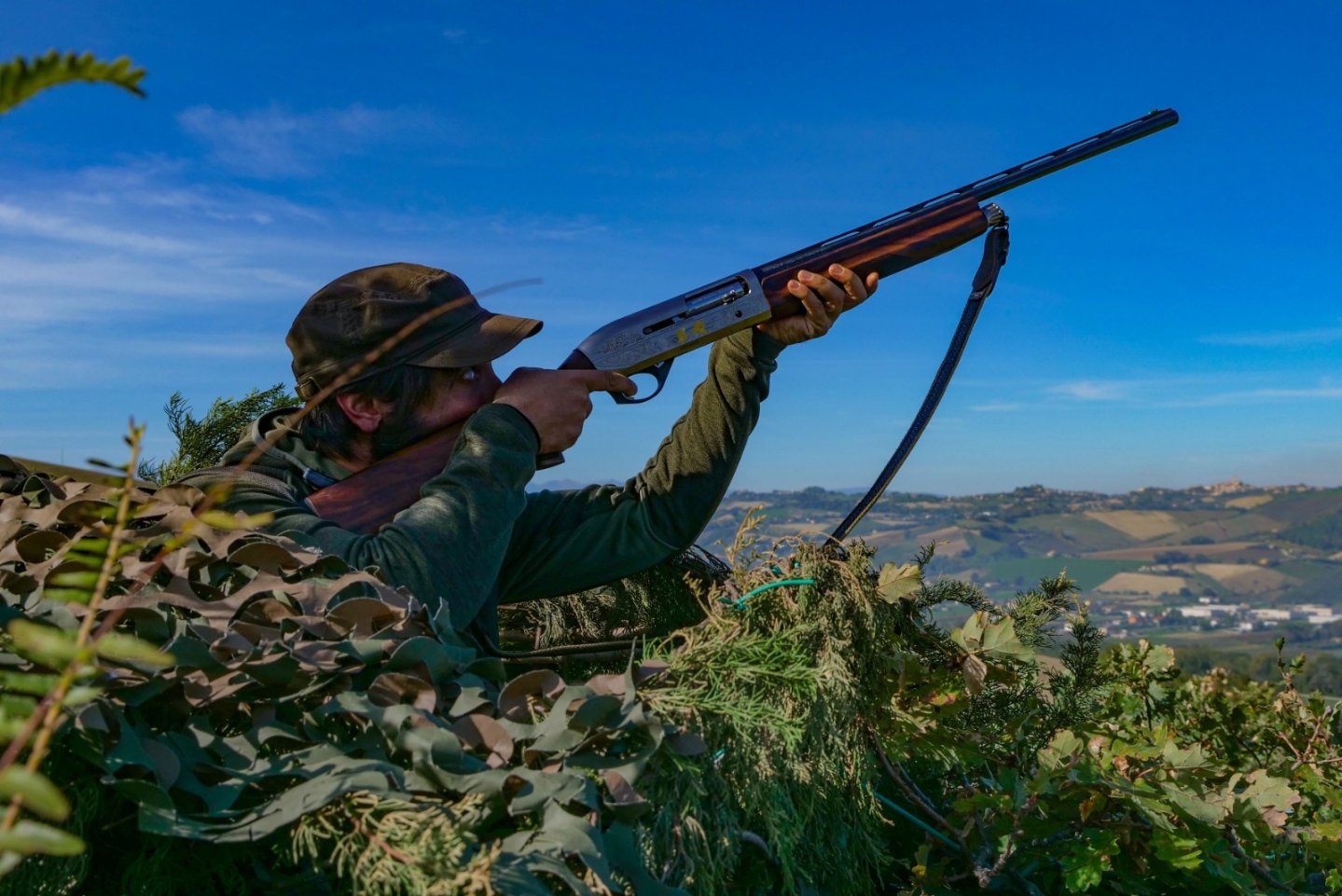 Cacciatore durante la caccia ai colombacci dal palco