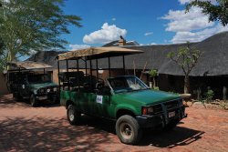 La crisi Coronavirus avrà un impatto enorme sull'industria della caccia in Sudafrica. Auto a Ammendale Lodge in Sudafrica