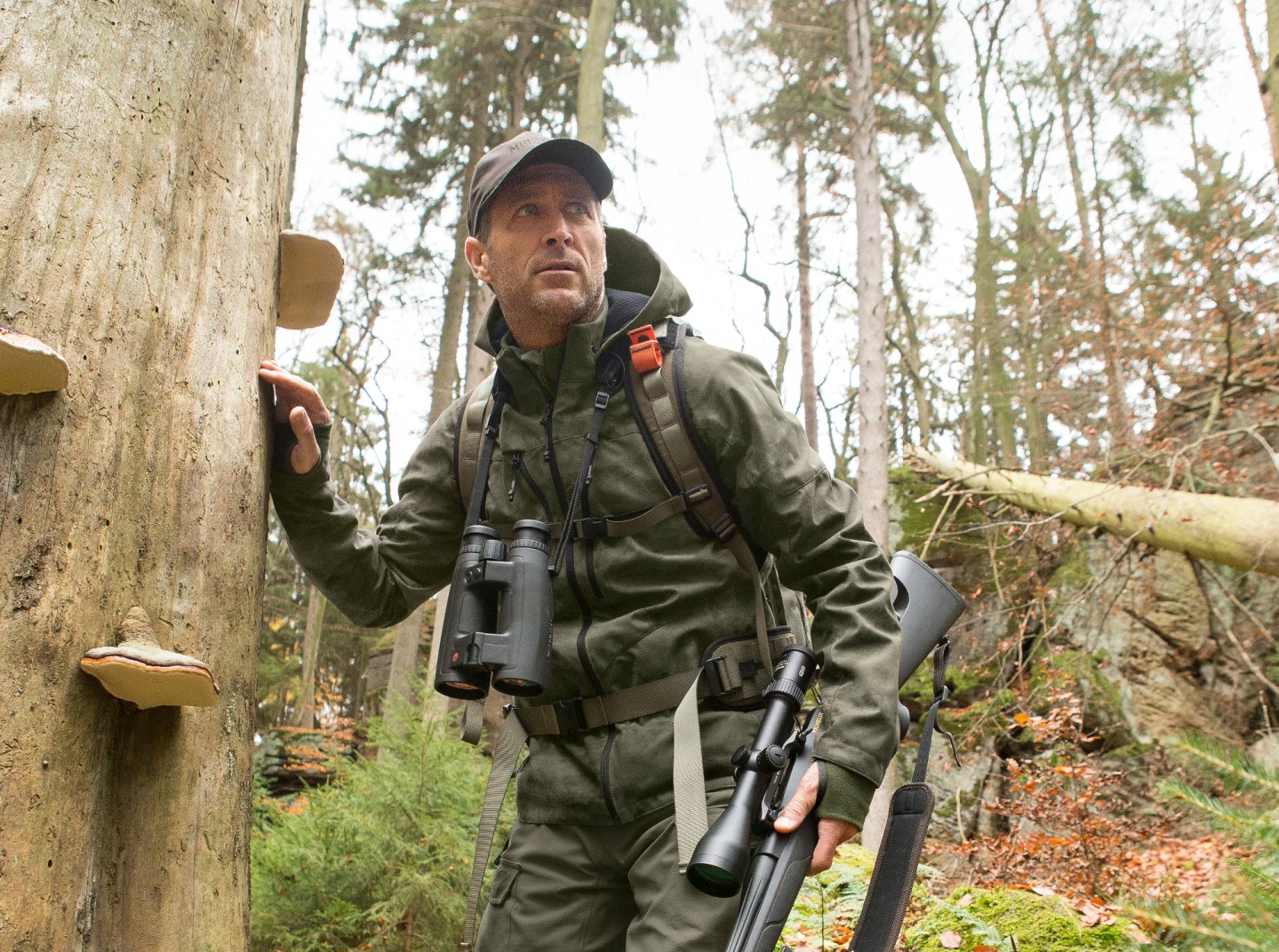 Cacciatore con carabina nel bosco