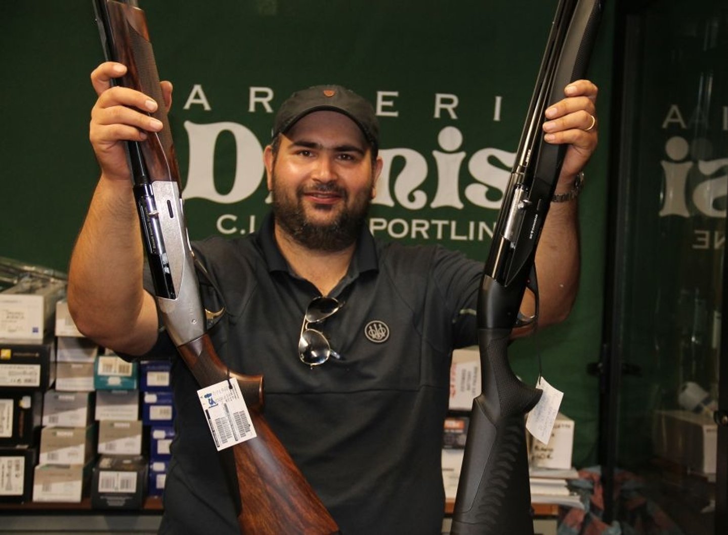 Armeria Dionisi: adattamenti e riparazioni delle armi Carlo Cacciatori, titolare dell'armeria Dionisi con due fucili