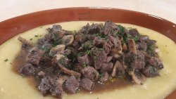 Caccia e cucina: polenta al cinghiale e profumi di bosco Piatto di polenta al cinghiale e profumi di bosco.