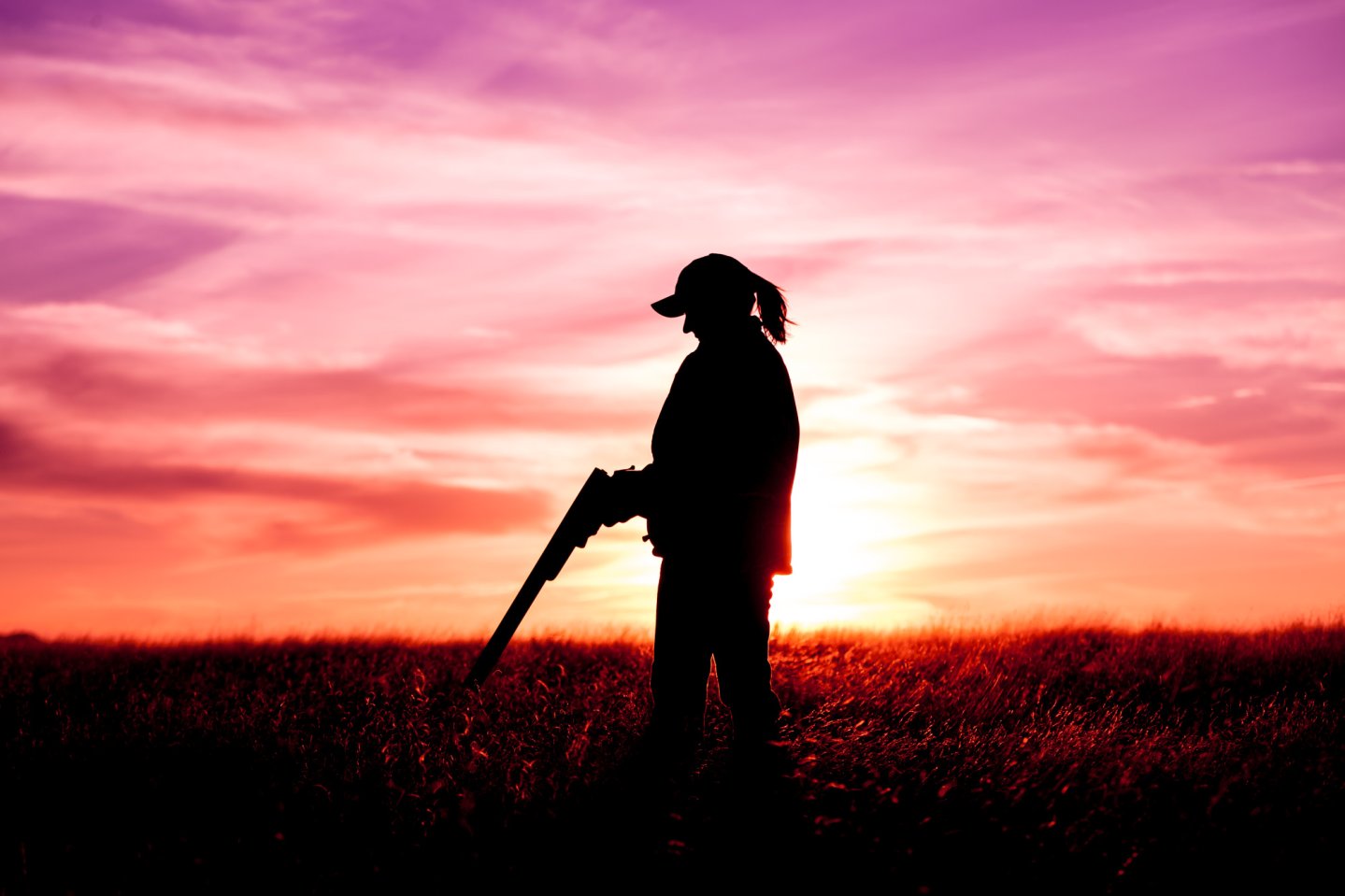 Resistenze contro ATC in Sardegna cacciatrice di profilo al tramonto