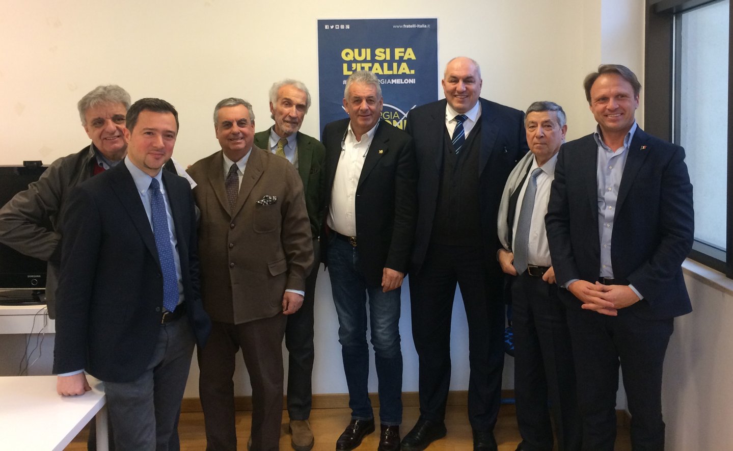 Caccia e politica: Fratelli d'Italia sottoscrive il programma delle associazioni venatorie Foto di gruppo Fratelli d'Italia Associazioni venatorie