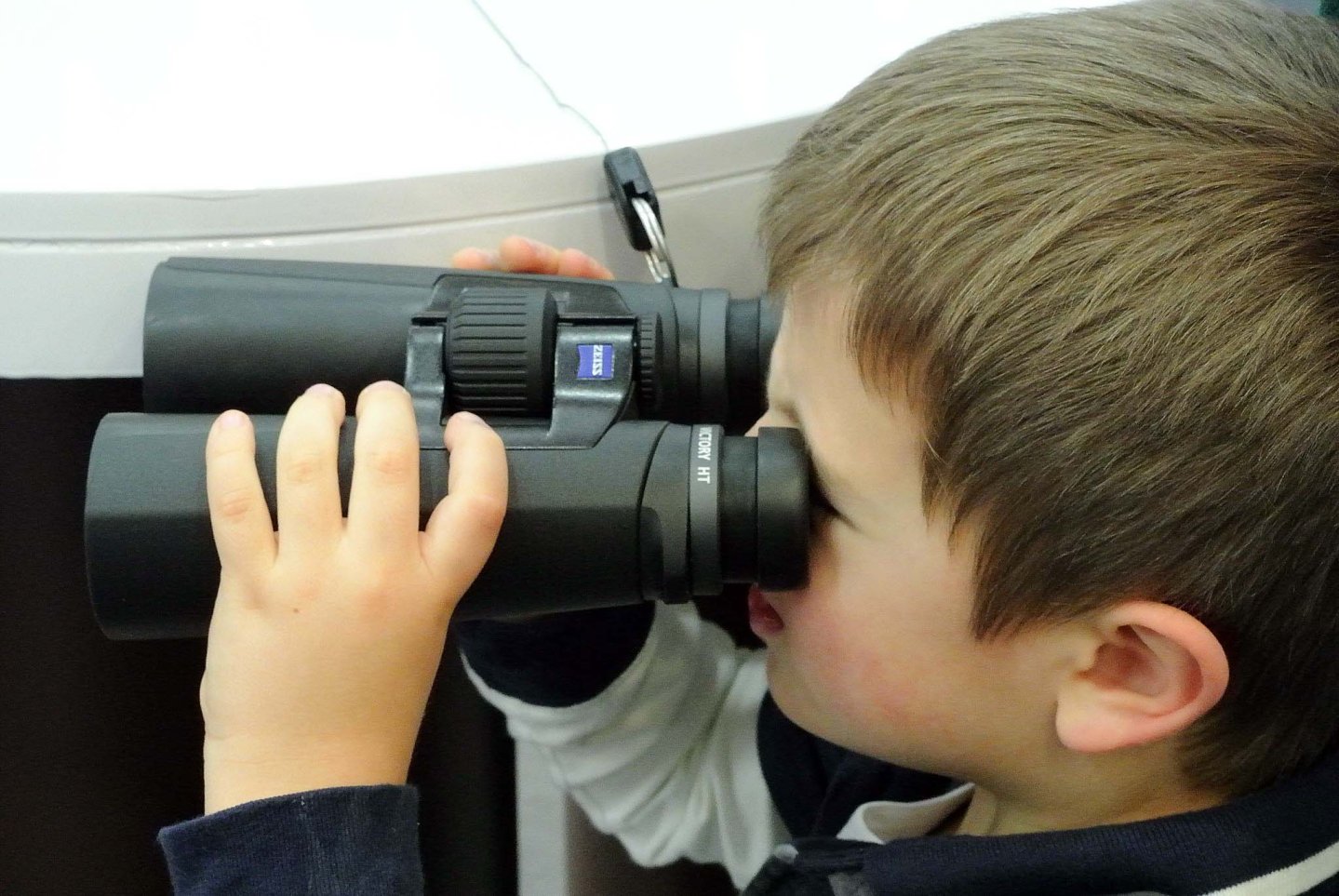I bambini e la caccia: studio sociologico svolto a Brescia Bambino con binocolo
