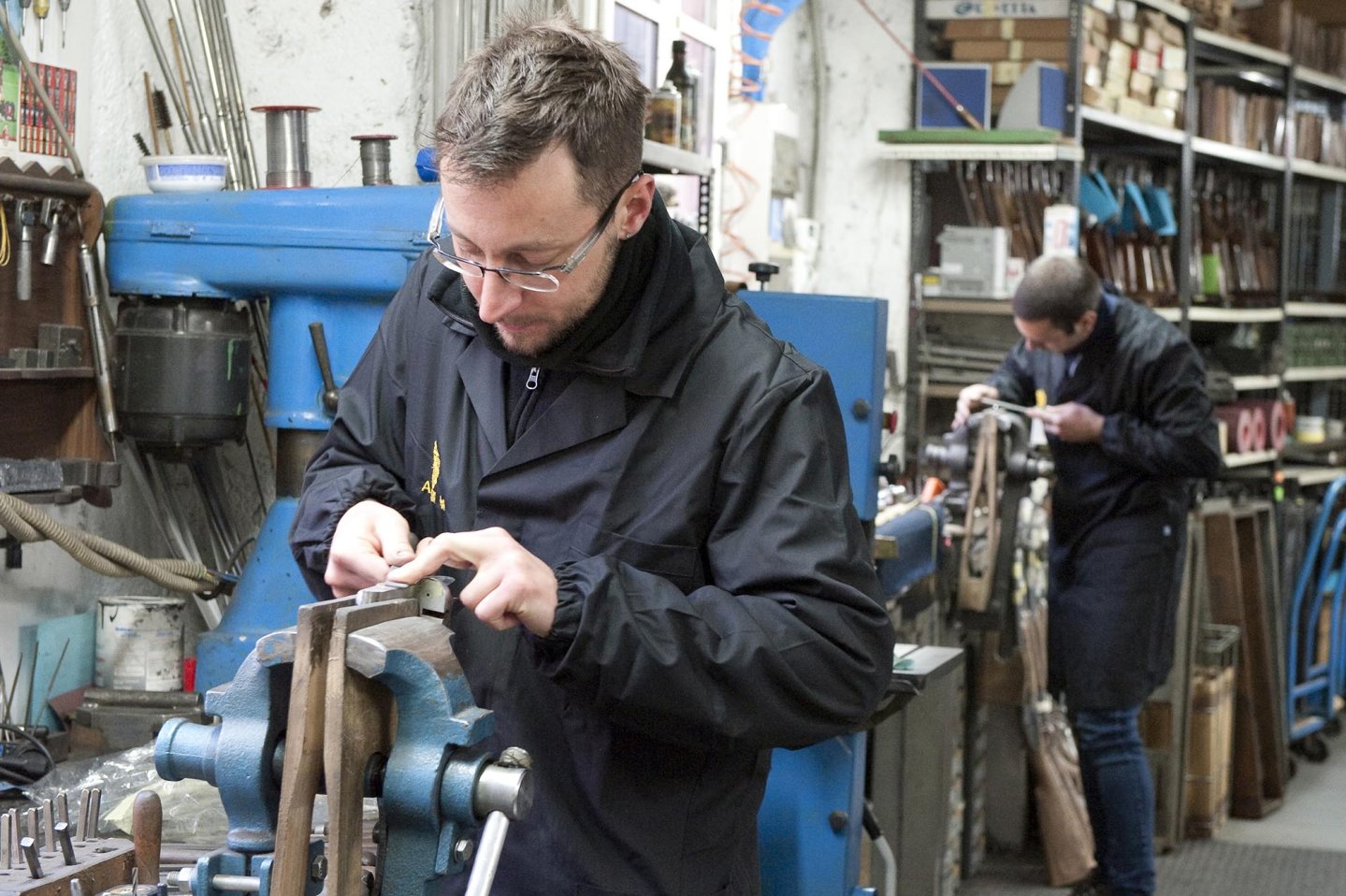 La caccia crea posti di lavoro? Operai fabbrica armi al lavoro
