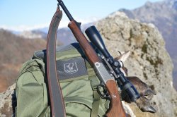 Caccia di selezione e selecontrollori: analisi e profili legali Carabina da caccia con ottica e zaino
