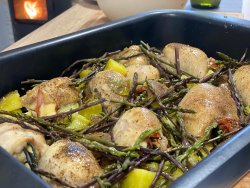 Dalla natura in… TAVOLA! Sovra cosce di pollo ruspante con asparagi selvatici dentro e fuori Sovra cosce di pollo con asparagi