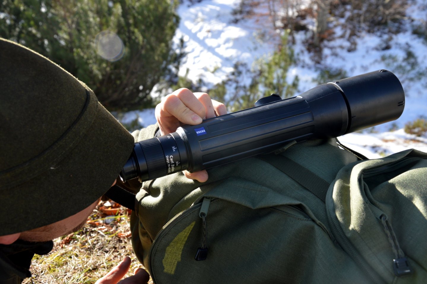 Tecniche e strumenti per la caccia agli ungulati Cacciatore con telescopio