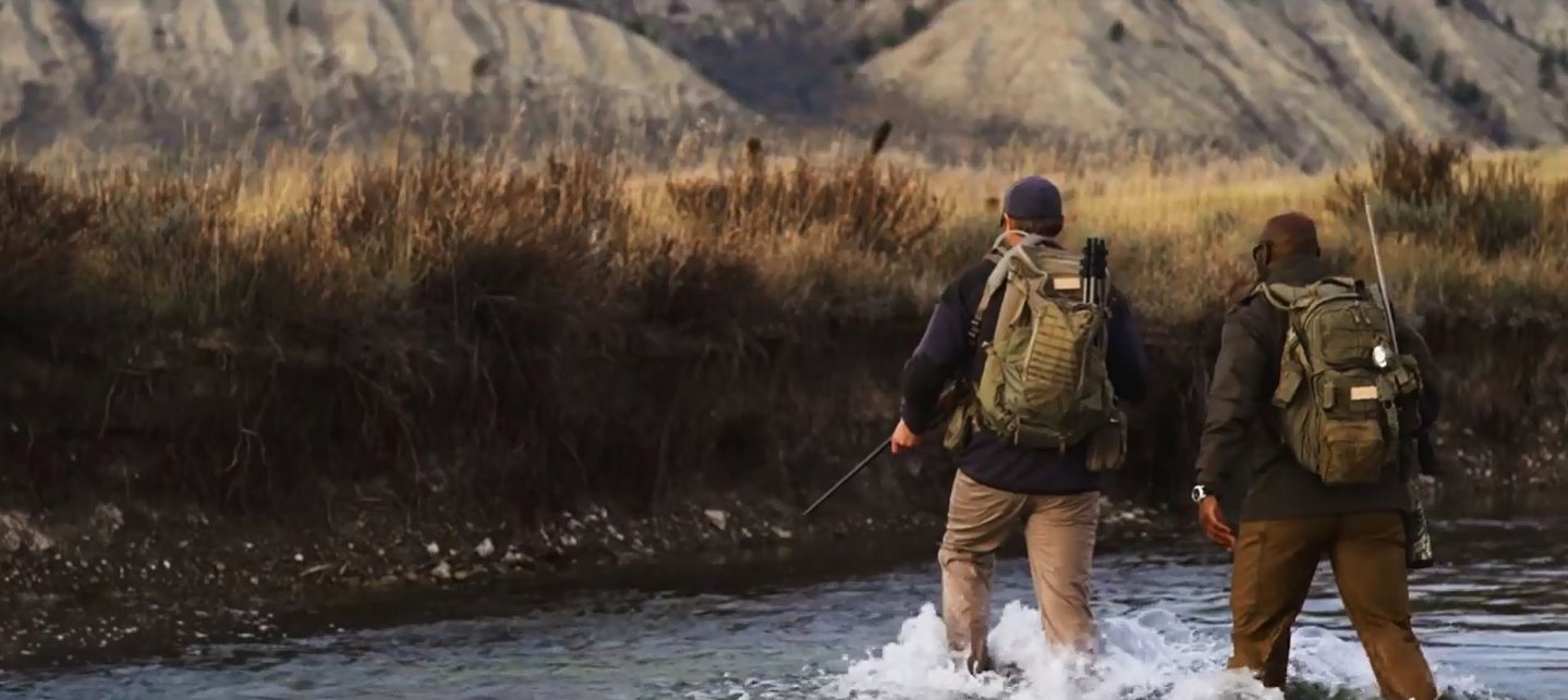 Zaini e borse 5.11 Tactical Alcuni cacciatori guadano un fiume