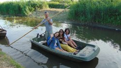 Primavera in padule con i cacciatori Cacciatori in barca nel Padule