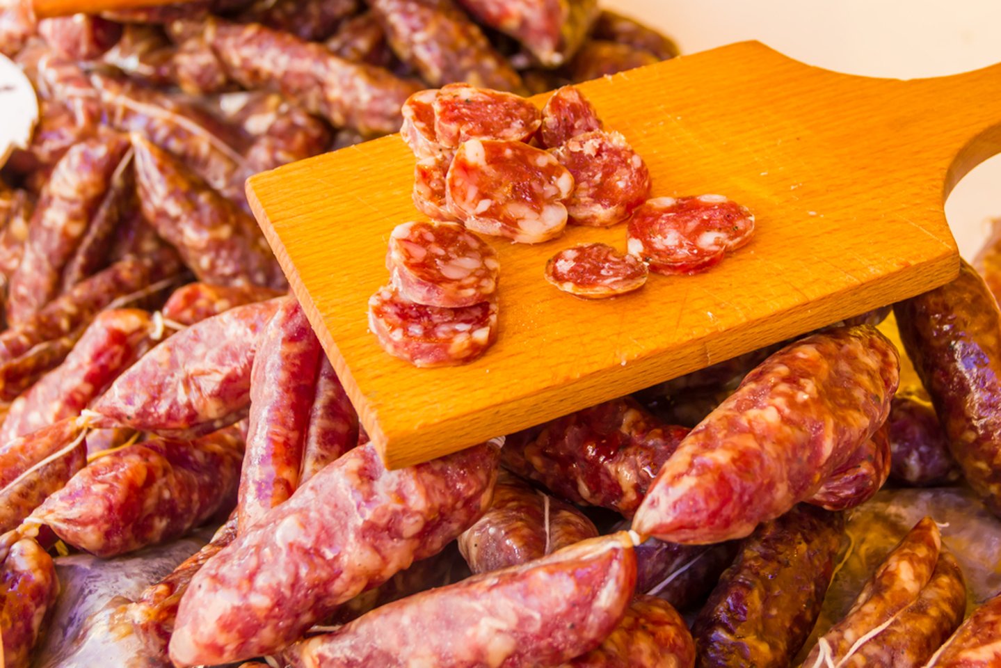 Caccia: La protesta dei vegani Salsiccia cinghiale