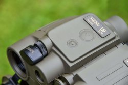 Bedienelemente am Steiner M830r LRF 1535nm Fernglas mit Laser-Entfernungsmesser