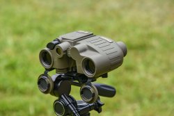 Das Steiner M830r LRF 1535nm Fernglas auf ein Stativ montiert und bereit für die Long-Range-Beobachtung.