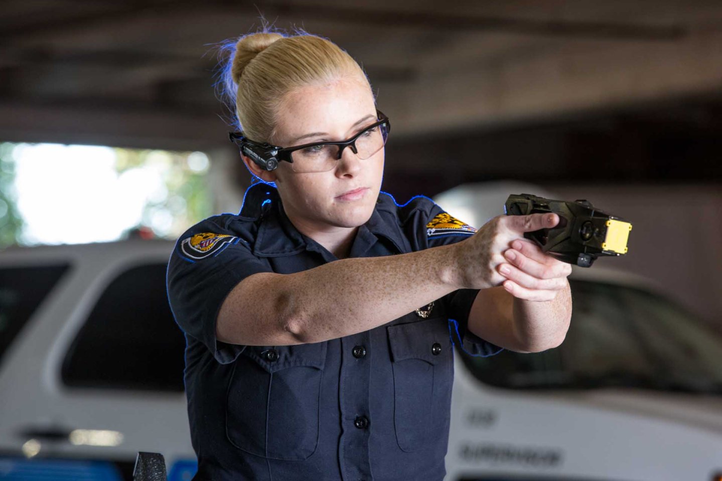 Il TASER: ma cos'è? Poliziotta con Taser