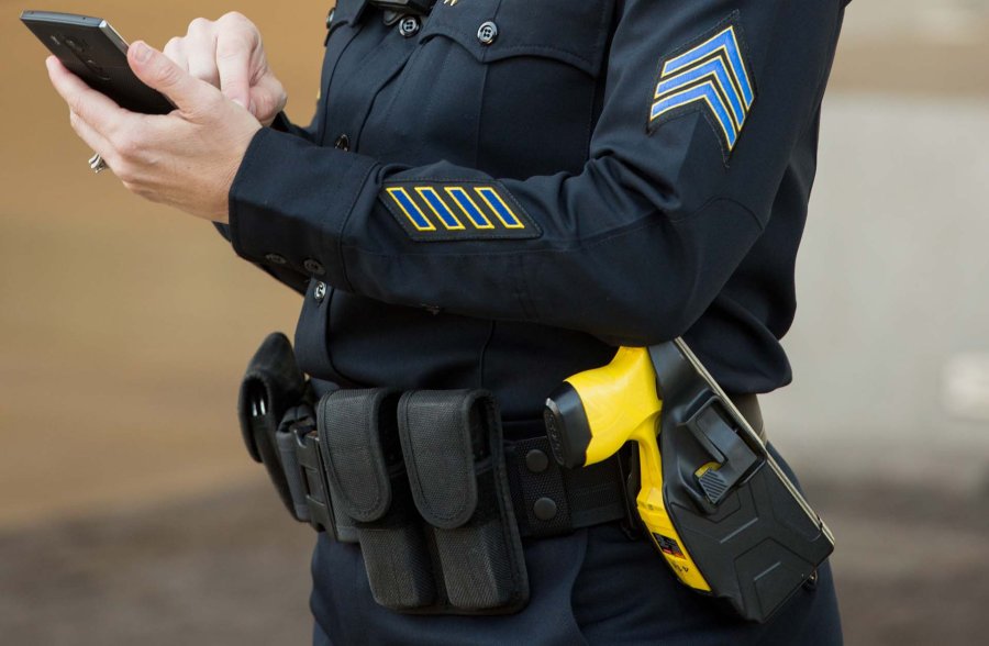 Il TASER: ma cos'è? Taser nella fondina