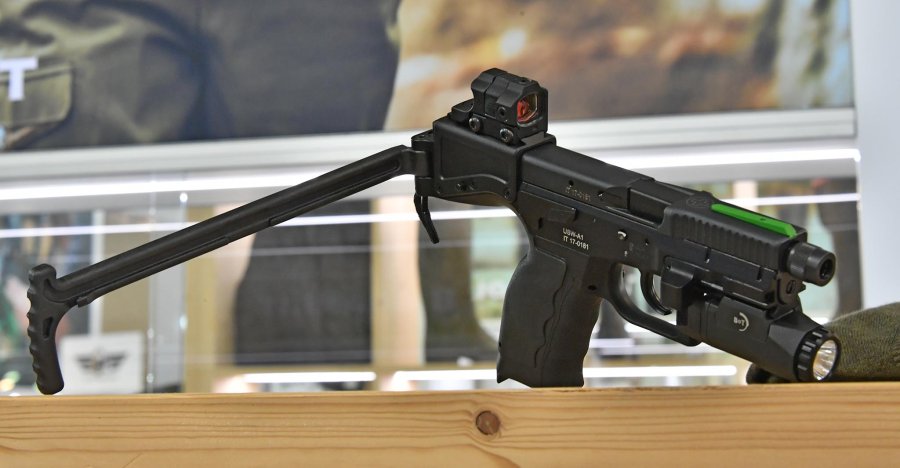 B&T Universal Service Weapon USW-A1 da Bignami B&T Universal Service Weapon USW-A1 con illuminazione B&T APL