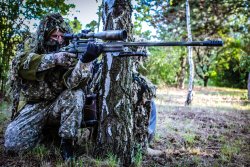 Il Centro controterrorismo (Terrorelhárítási Központ )TEK Operatore forze speciali ungheresi mimetizzato nella foresta