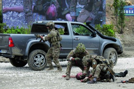 Le forze speciali parte 1: compiti e missioni le forze speciali francesi della 1RPIMA conducono un'operazione di sequestro di un leader terrorista.