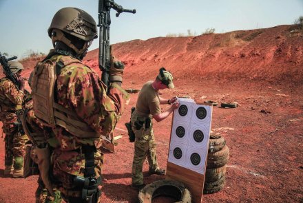 Le forze speciali parte 1: compiti e missioni Operatori cechi istruiscono i soldati d'elite del Mali nelle tecniche di tiro