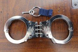 Conoscere i propri strumenti, le manette per uso professionale Manette a cardine