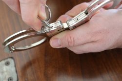 Conoscere i propri strumenti, le manette per uso professionale Manette a cerniera