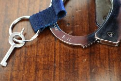 Conoscere i propri strumenti, le manette per uso professionale Numero matricola sulle manette