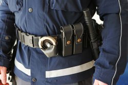 Conoscere i propri strumenti, le manette per uso professionale Manette sulla buffetteria