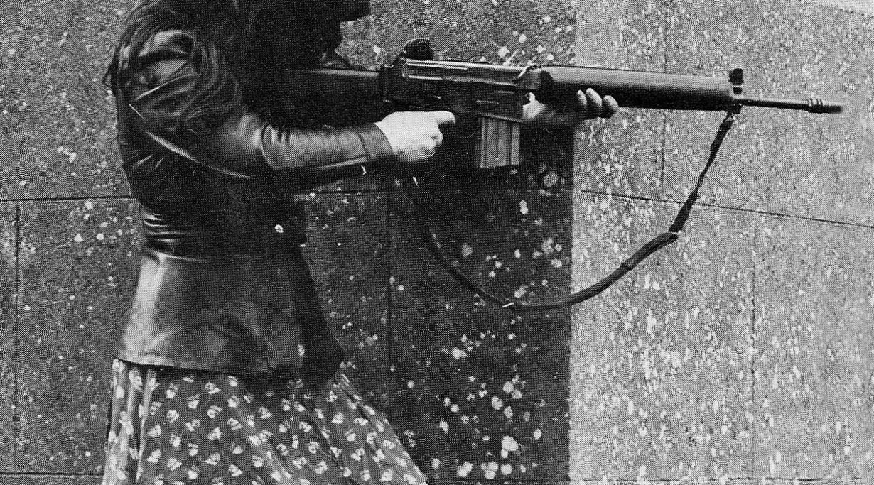 Questa foto iconica mostra una terrorista dell'IRA che fa fuoco con un AR-18 contro truppe filobritanniche nel 1972, durante le sommosse. Esistono diverse foto di miliziani dell'IRA armati con AR-18, quasi tutte “in posa”, come questa