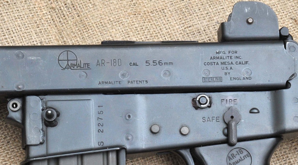 Lato sinistro di un AR-18 prodotto a Costa Mesa e quello del fucile prodotto da Sterling. L'impianto di Costa Mesa era poco più di un'officina pensata per la realizzazione di prototipi: paragonato al fucile Sterling, questo appare assai più grezzo: la piegatura della lamiera è meno precisa, le saldature più rozze e i marchi stampati non sono altrettanto netti. Inoltre, il lamierato del supporto di basculamento frontale sembra privo delle saldature a cordolo di rinforzo e sembra saldato solo per puntatura.