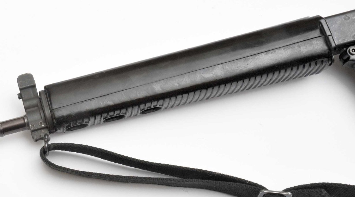 L'astina in materiale plastico tradisce di nuovo la stretta parentela con l'AR-15.