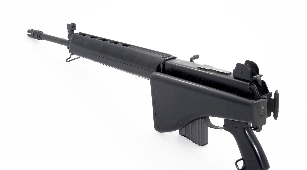 L'arma rimane utilizzabile anche col calcio piegato, sebbene l'operazione di cambio caricatore appaia disagevole