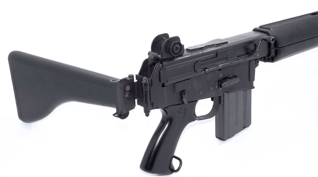 Il calcio non può essere regolato in lunghezza per adattarlo a differenti abbigliamenti, in compenso può essere ripiegato lateralmente, dato che il fucile non necessita di un tubo per la molla di recupero.