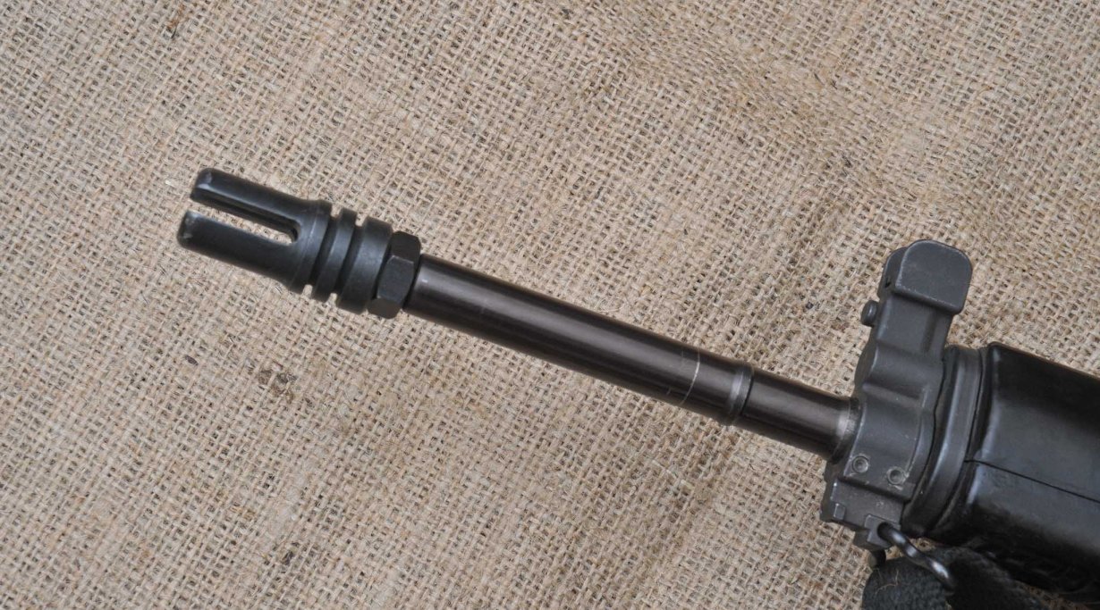 Vista laterale della canna col compensatore: in questo caso non viene usata la classica rondella a schiacciamento, ma un controdado di bloccaggio.