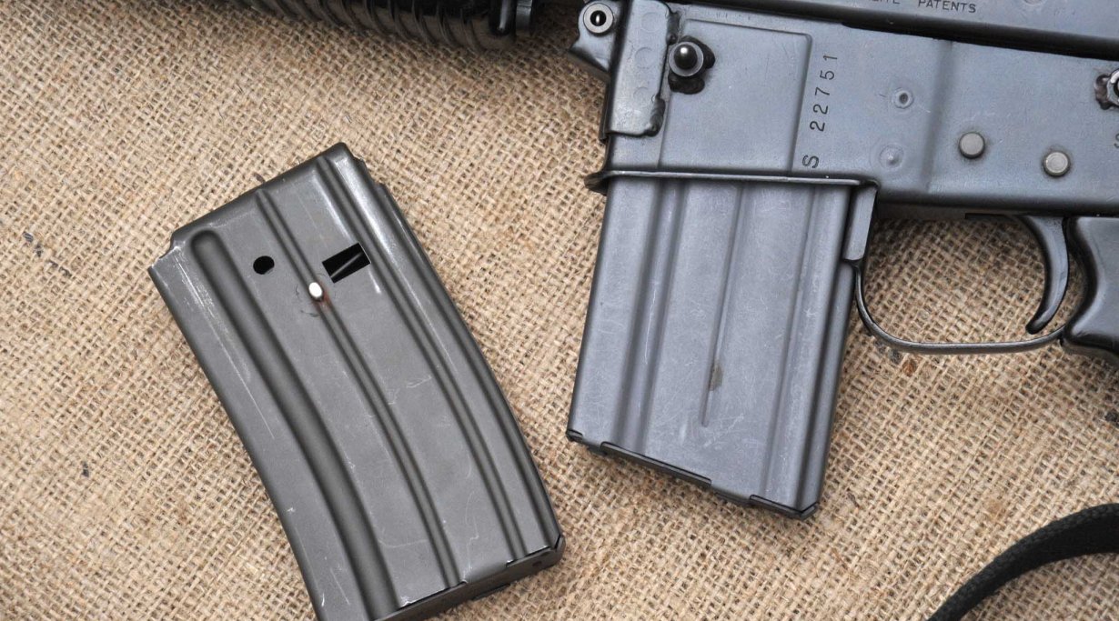 Il fucile non accetta i caricatori standard dell'AR-15, perché l’asola di aggancio è diversa come forma e posta sul lato opposto a quello di un caricatore AR. E’ possibile modificare i caricatori dello M16 per renderli compatibili con lo AR180