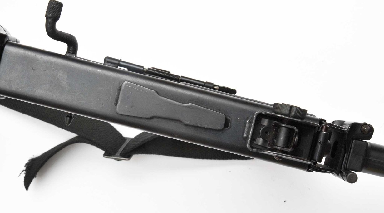 Dettaglio della base dell'ottica, che era dotata di una staffa integrale con un corrispondente incavo a forma di cuneo. Un pistone caricato a molla e battente contro la base della tacca di mira teneva il tutto solidamente fissato. 