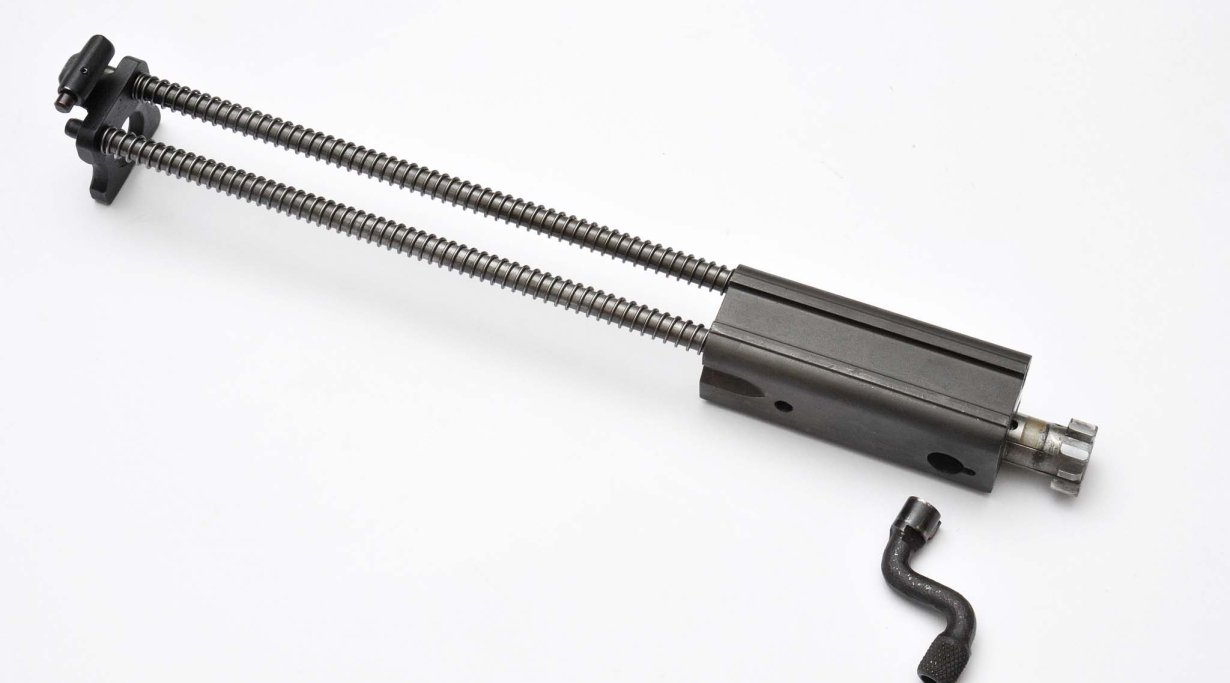 Il gruppo portaotturatore-otturatore con le molle di recupero e la manetta d'armamento, che deve essere rimossa per lo smontaggio.