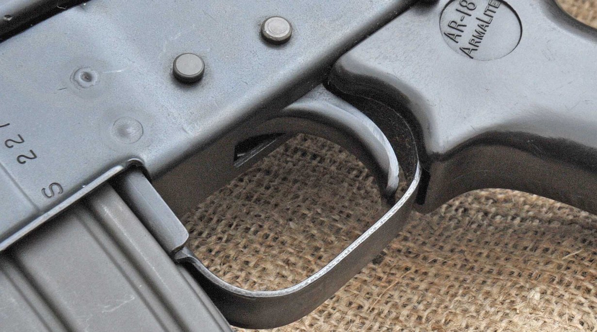 La guardia del grilletto è molto più semplice di quella dell'M16, è in lamiera stampata, non apribile, anche se va allargandosi frontalmente per agevolare l'uso con i guanti invernali.