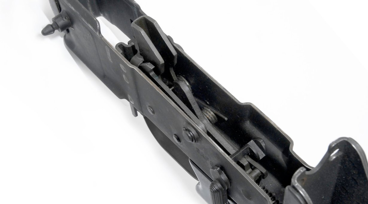 Il lower receiver con il gruppo di scatto. Questo è piuttosto simile a quello dell'AR-15, ma qui persino il cane è in lamiera stampata (anche se di spessore più rilevante di quella usata per le parti del castello).