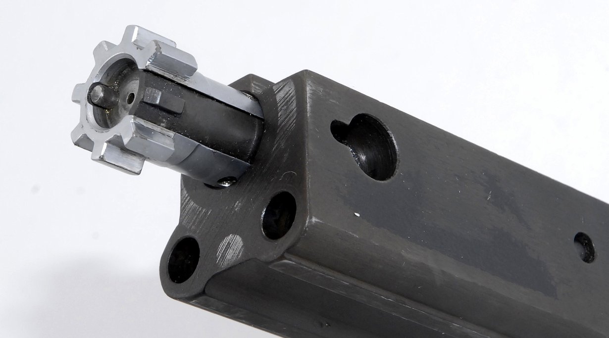 L'otturatore è praticamente identico a  quello dell'AR-15. Il portaotturatore, con i fori gemelli per le aste di guida delle molle di recupero, è analogo a quelli che si possono trovare su svariate armi con pistone a corsa corta, come lo Steyr AUG o l'SA-80.