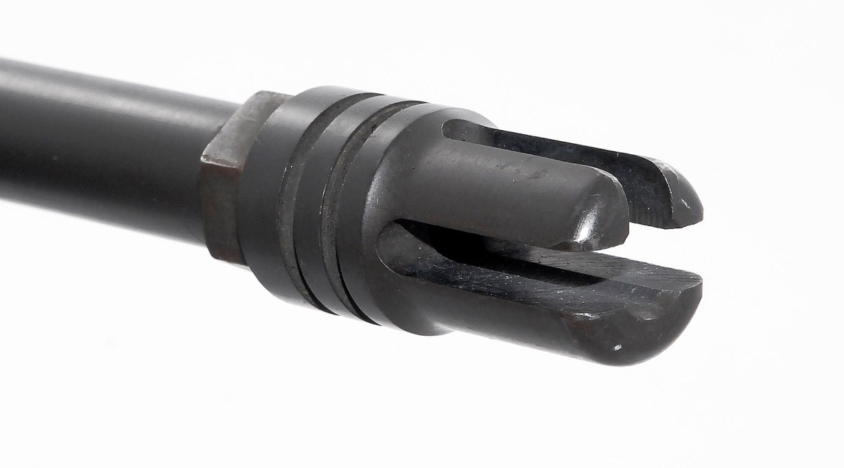 Il rompifiamma deriva palesemente da quello classico "a forchetta" dell'M16, ma qui ha anche funzione di compensatore di rilevamento.