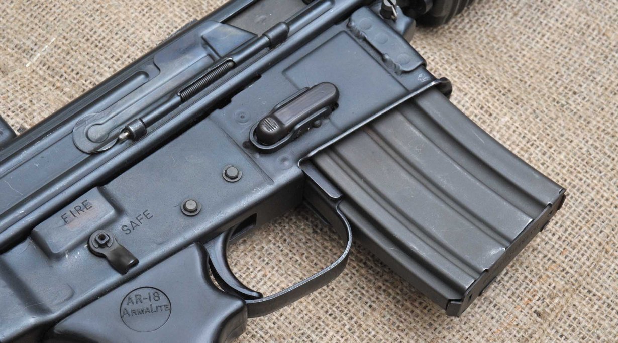 Il pulsante di sgancio del caricatore è ergonomicamente identico a quello dell’AR-15, ma funziona in modo completamente diverso, agendo di fatto sullo stesso lato anziché’ su quello opposto