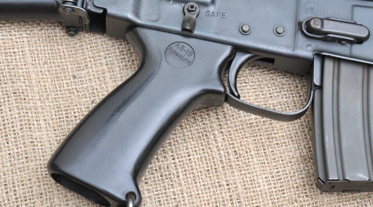 Sebbene le indicazioni della sicura siano marcate anche sul lato destro, la levetta della sicurezza accorciata funge più da indicatore che da comando ambidestro vero e proprio. Dato il calcio pieghevole, la cinghia di trasporto è fissata all'impugnatura.