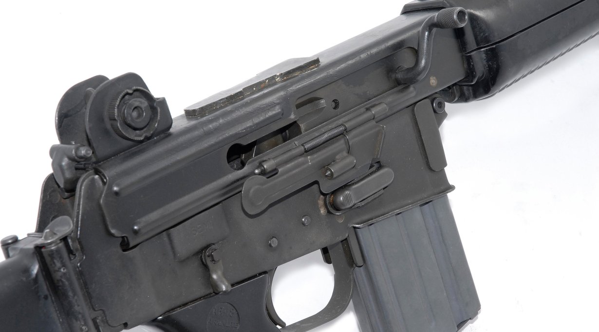 Lo sportellino parapolvere qui chiude solo una parte della finestra d'espulsione.  La manetta d'armamento con la caratteristica curva a S era probabilmente intesa per facilitare l'uso a operatori mancini.