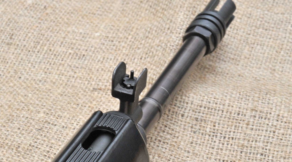 Il supporto del mirino è più semplice di quello dell'AR-15, sempre secondo il concetto di semplificazione alla base del progetto, ma il mirino in se' è identico.