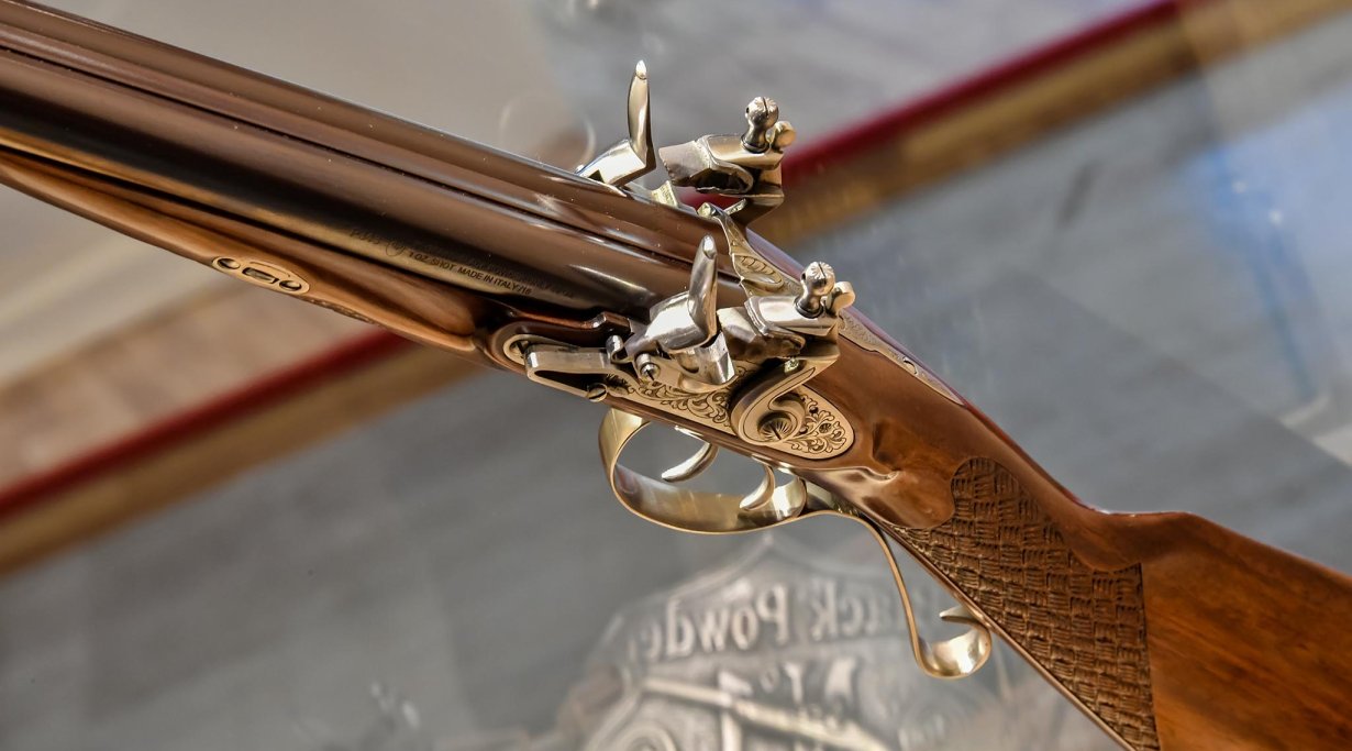 Piastre laterali con incisioni floreali della doppietta Pedersoli