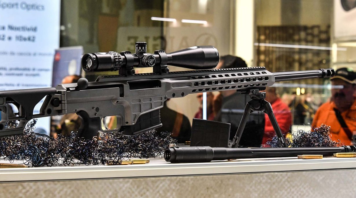 Fucile Barrett MRAD in calibro .338 Lapua esposto in fiera