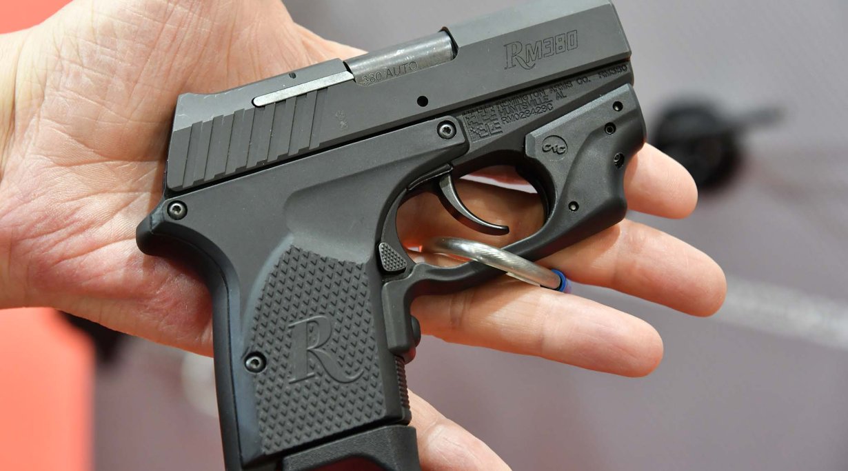 Remington RM380 Crimson Trace, mostrata in una mano